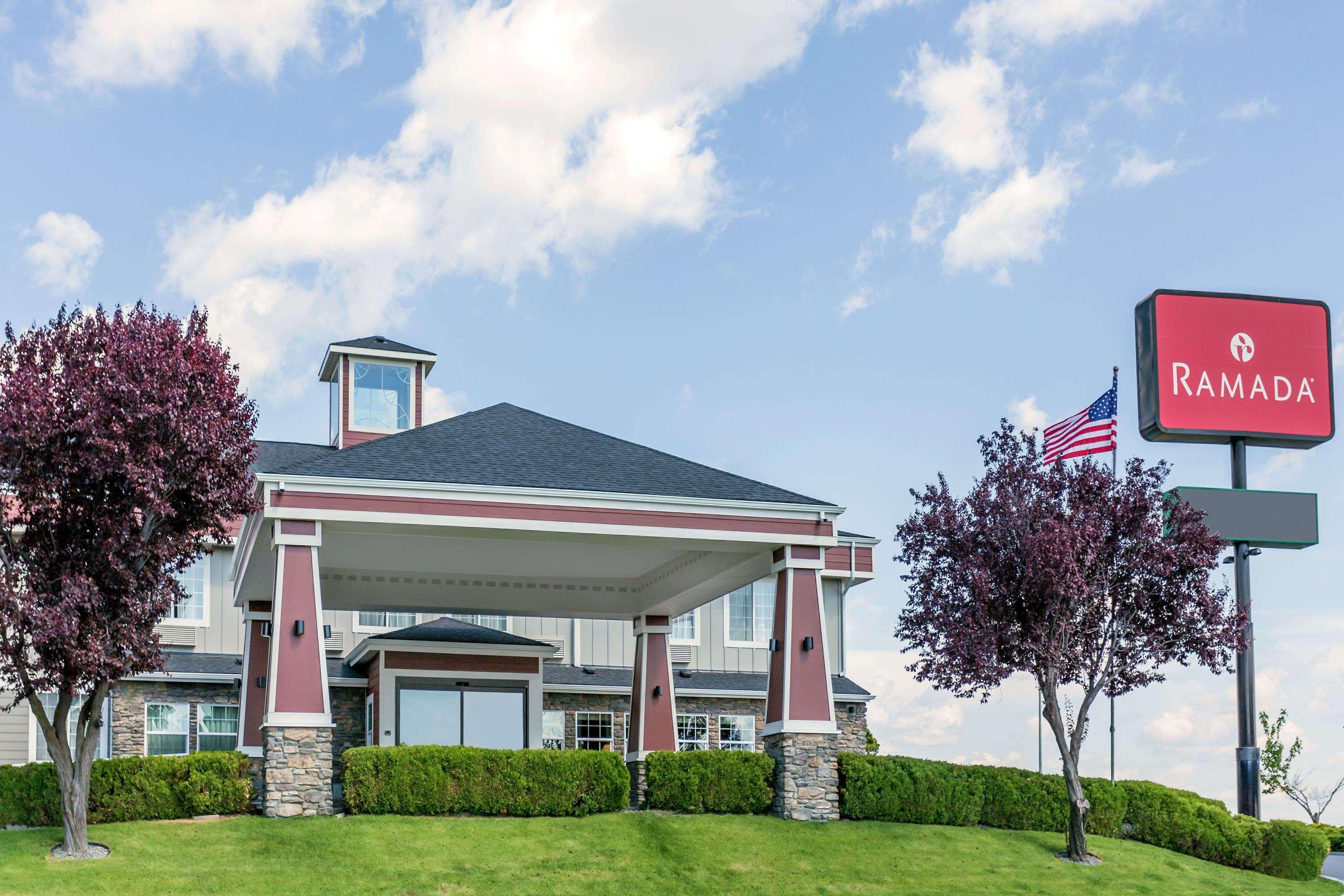 Ramada By Wyndham Moses Lake Exterior photo