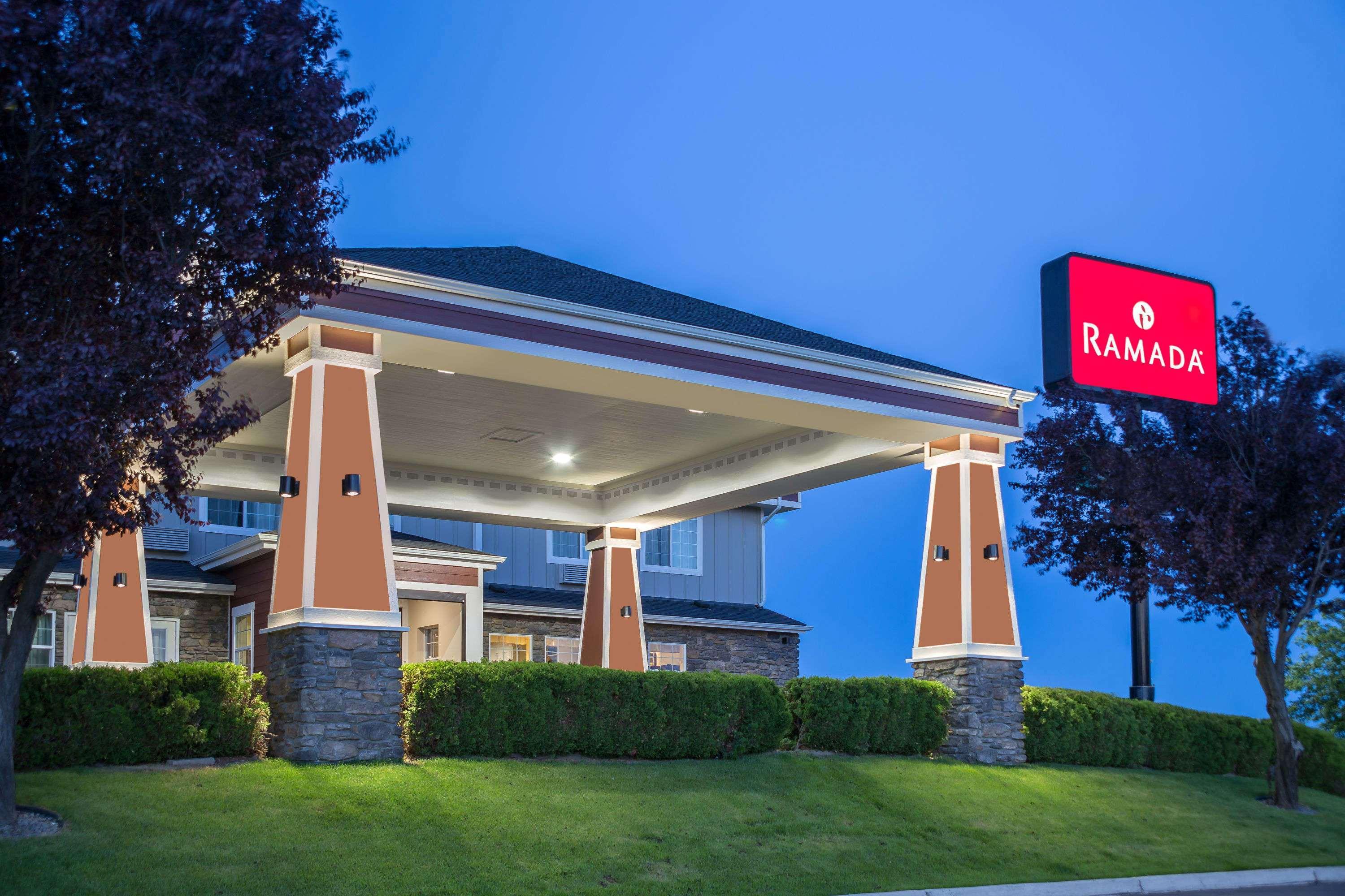 Ramada By Wyndham Moses Lake Exterior photo