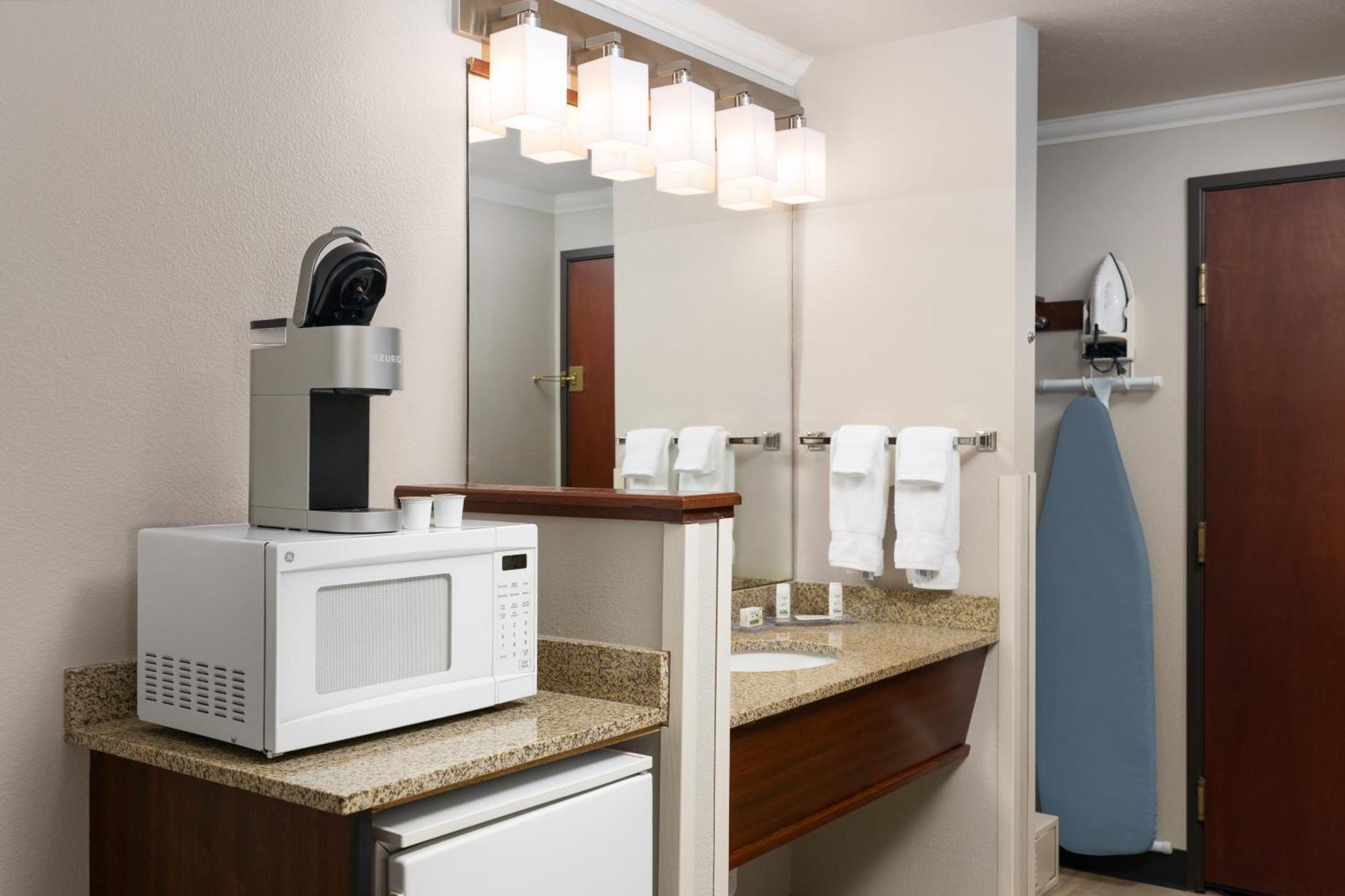 Ramada By Wyndham Moses Lake Exterior photo
