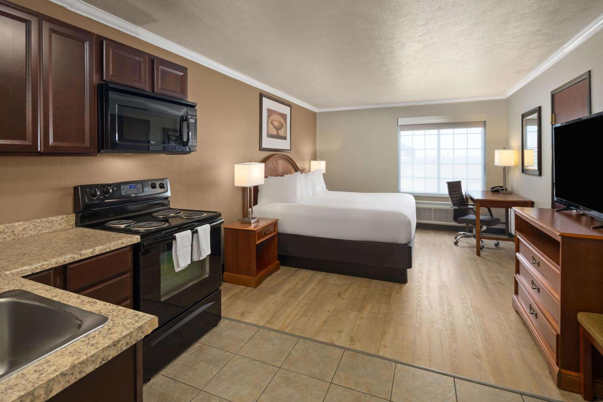 Ramada By Wyndham Moses Lake Exterior photo