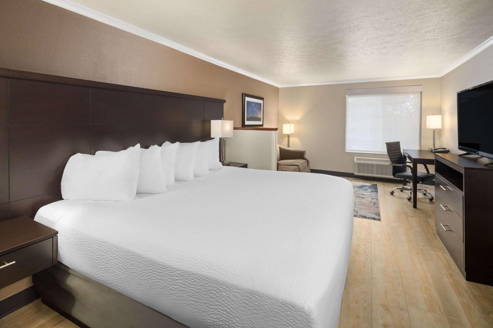 Ramada By Wyndham Moses Lake Exterior photo